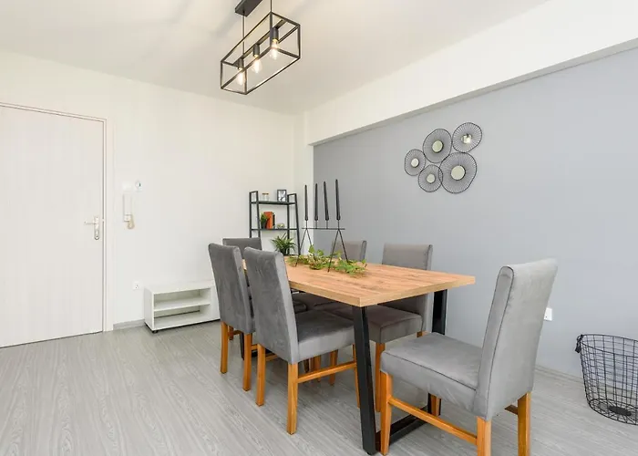 2-br By Finikoudes ラルナカ