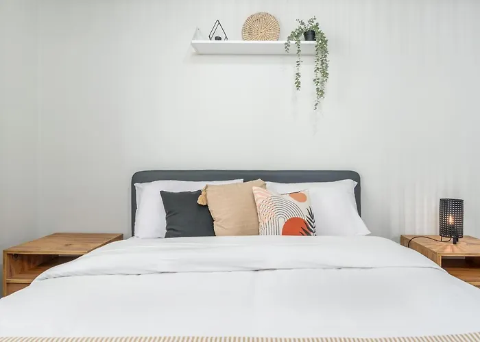 2-br By Finikoudes *