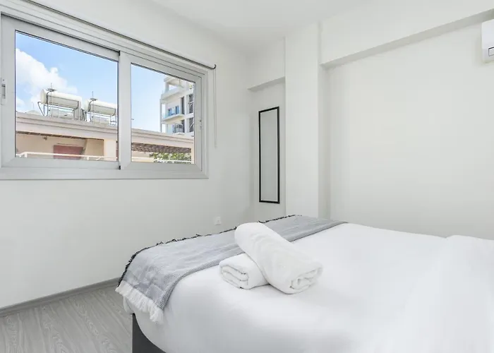 2-br By Finikoudes Апартаменти