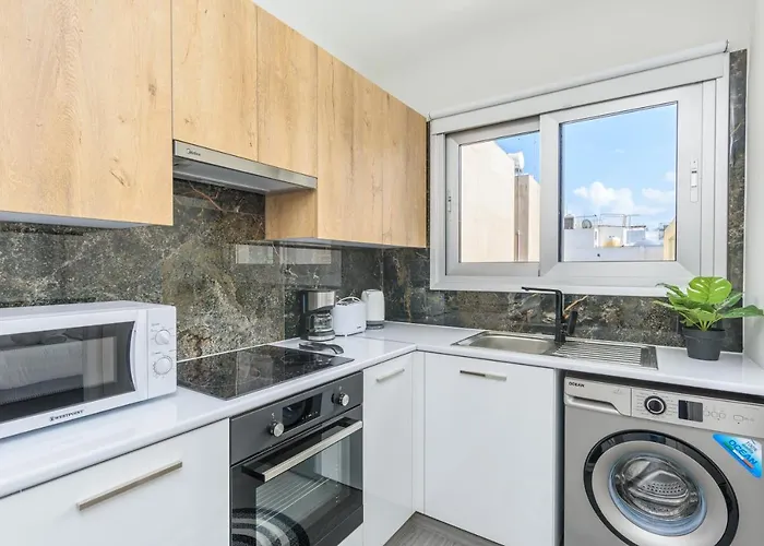 2-br By Finikoudes *